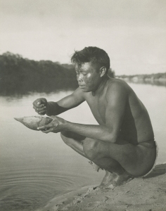 Paul Beer - Indio Guahibo tomando moñoco - Vichada, c. 1939.