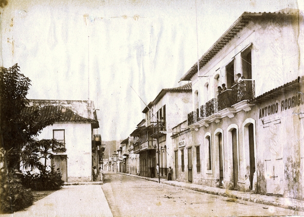 CALLE DEL COMERCIO EN PUERTO CABELLO, CIRCA 1890